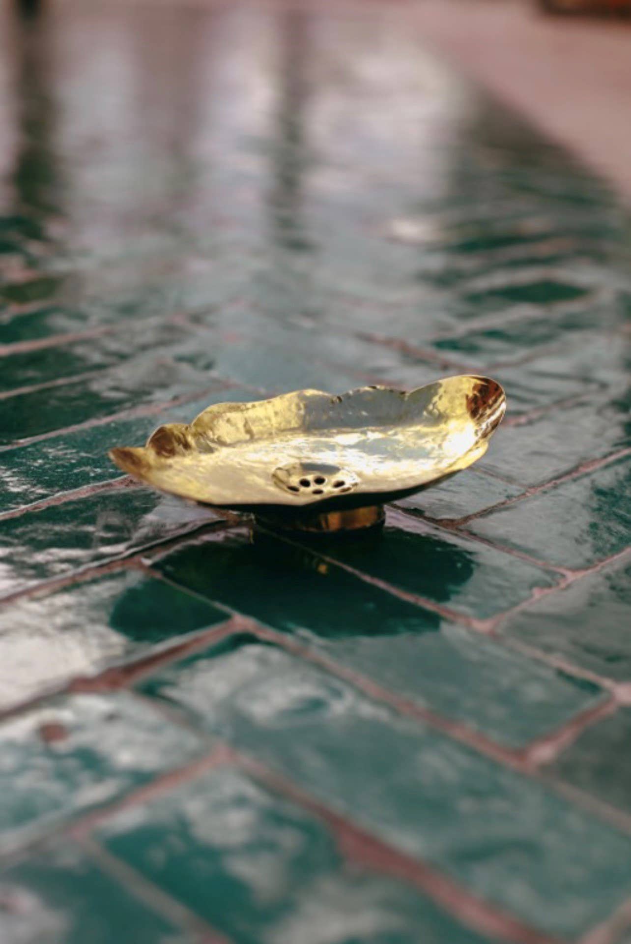 Soap dish "FLOWER" - gold
